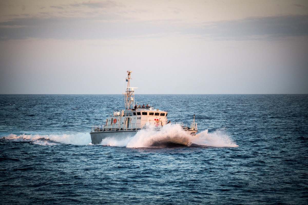 La Sea-Watch 3 in attesa di un porto sicuro punta la prua su Lampedusa