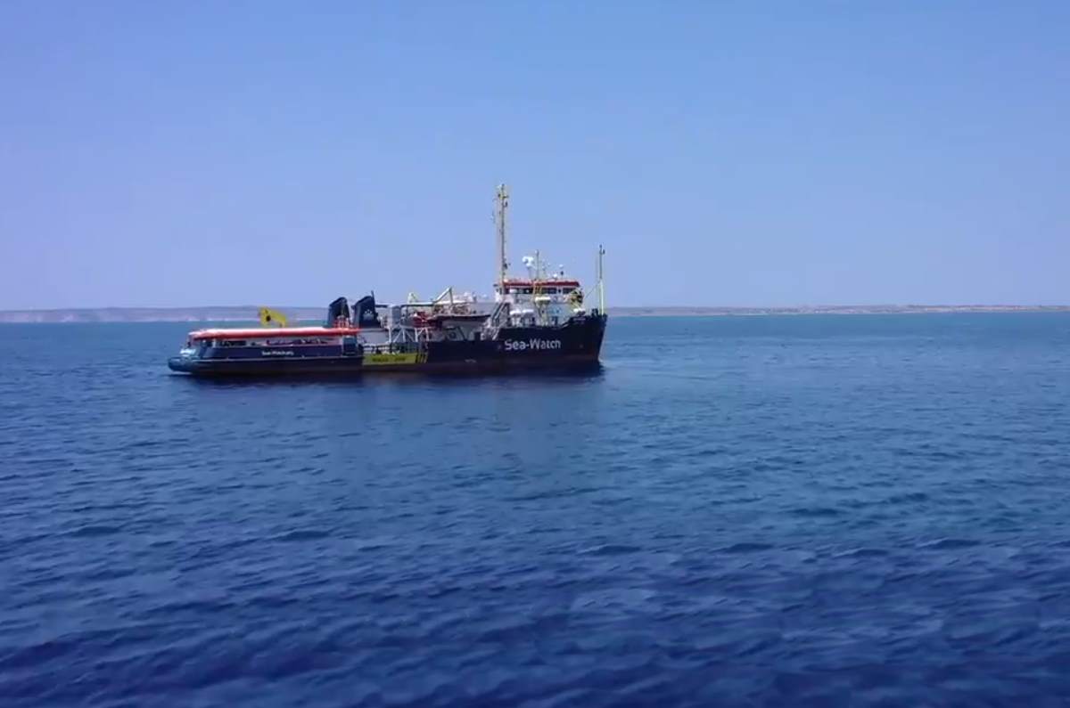 Sea-Watch 3, 42 naufraghi ad un miglio da un porto sicuro