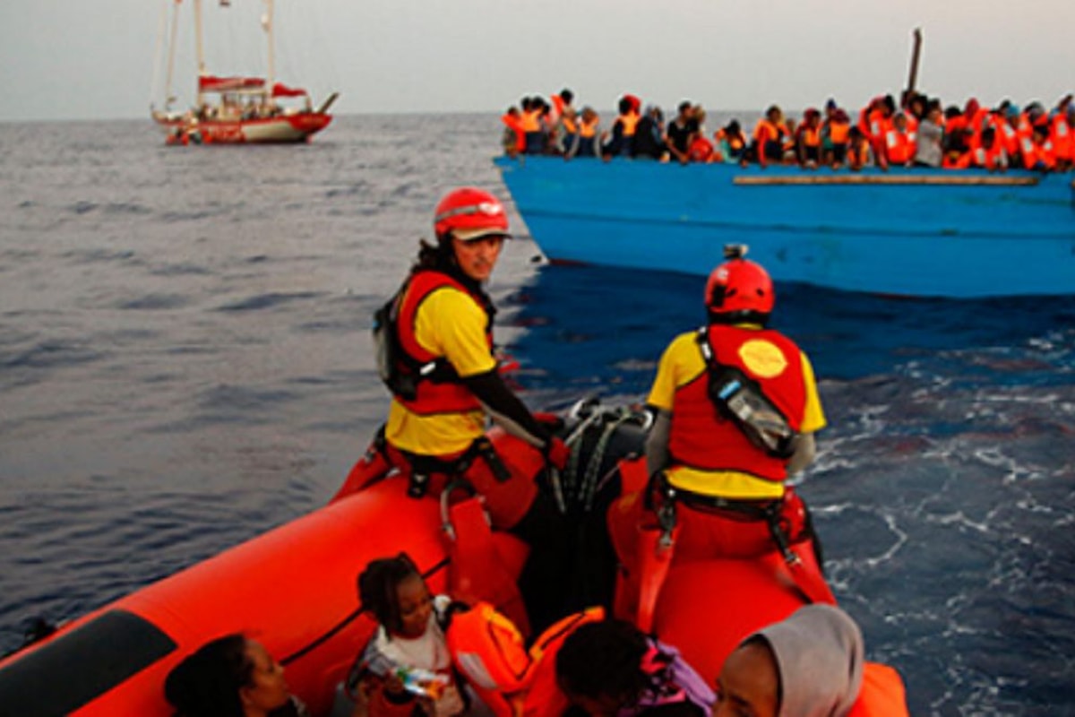 La Open Arms è di nuovo in mare e salva 40 migranti già presi in carico dall'Italia