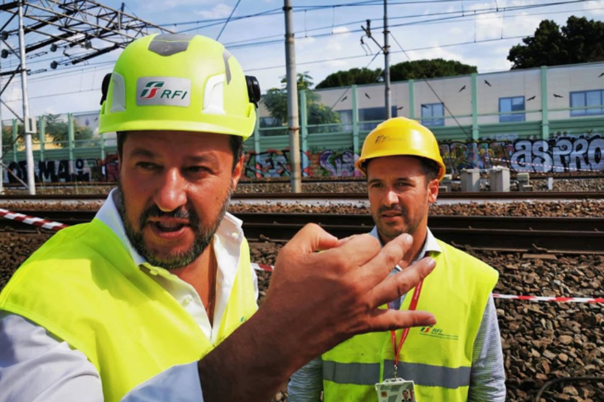 Vanno a fuoco tre pozzetti che alimentano un tratto di rete ferroviaria e Salvini ne approfitta per attaccare i 5 Stelle