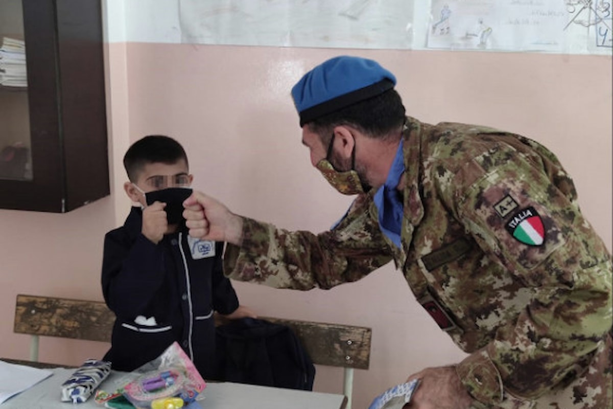 Libano: militari della Brigata Sassari consegnano materiale scolastico a Tiro