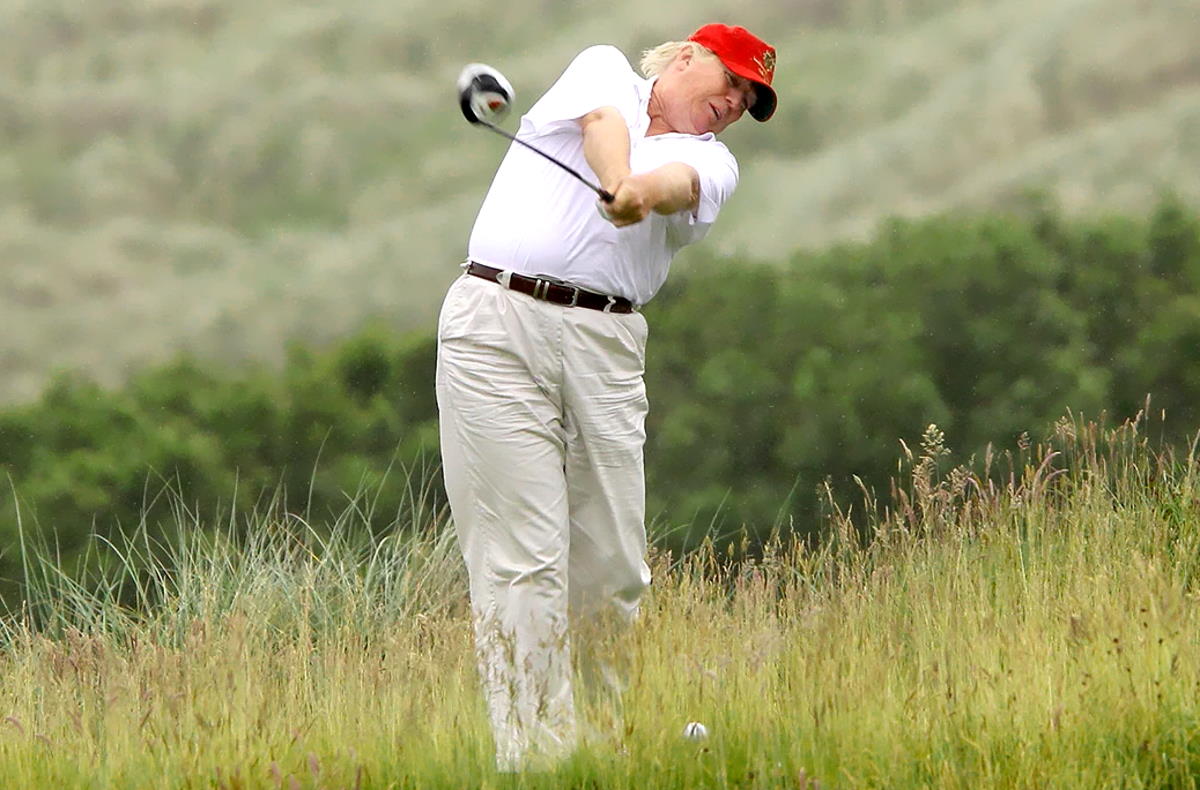 Trump sta lavorando instancabilmente per gli americani... giocando a golf in Florida