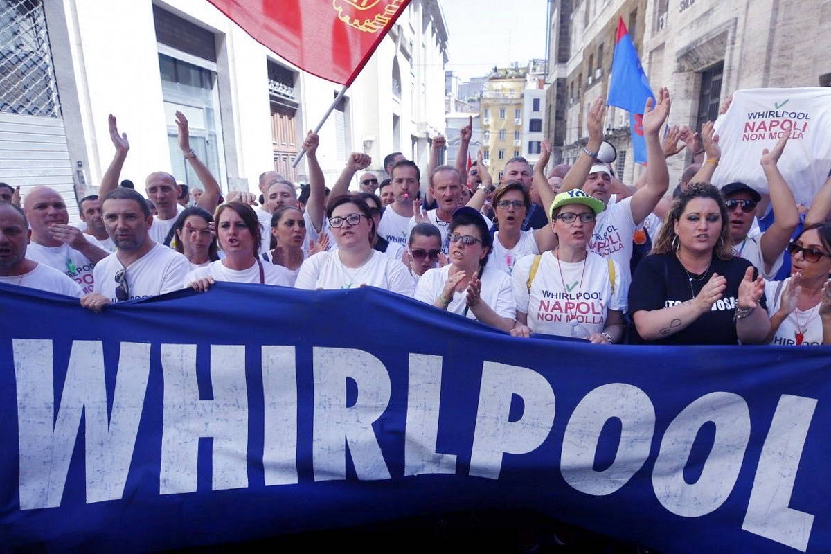 Anche la Whirlpool di Napoli chiude senza far ricorso alle 13 settimane di cassa integrazione dello sblocca licenziamenti