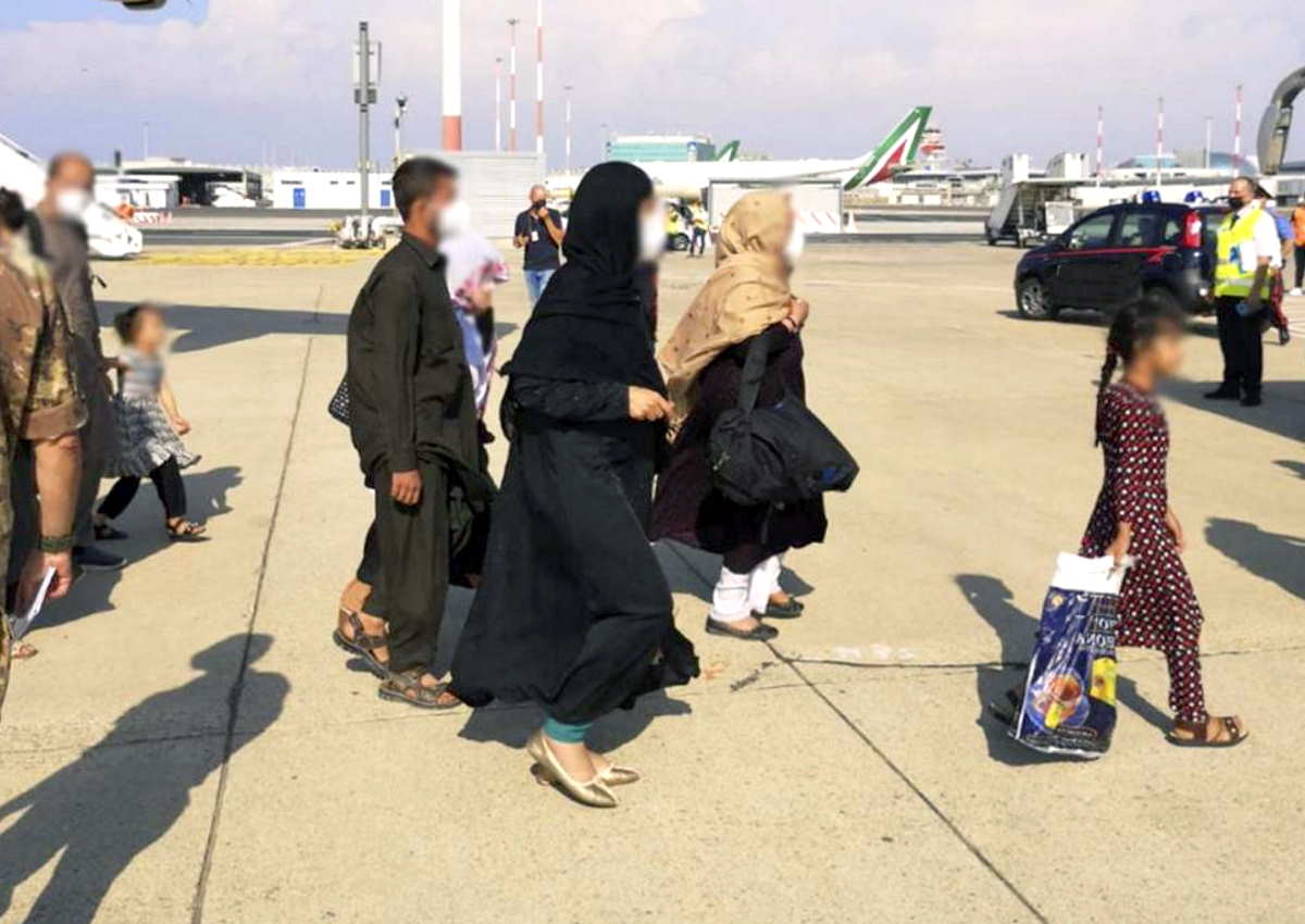 Save the Children, concluse a Fiumicino le operazioni di accoglienza di circa 800 profughi afgani
