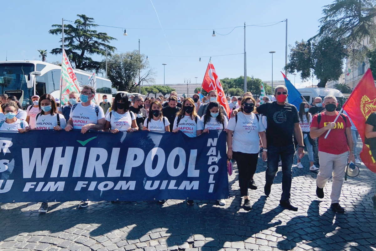 Whirlpool sospende i licenziamenti a Napoli per analizzare la soluzione proposta dal governo