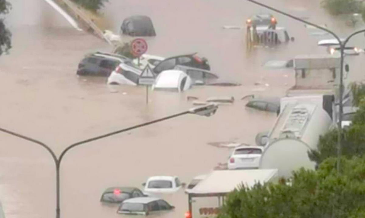 Drammatica la situazione a Catania colpita dall'alluvione e nelle prossime ore le condizioni meteo potrebbero pure peggiorare