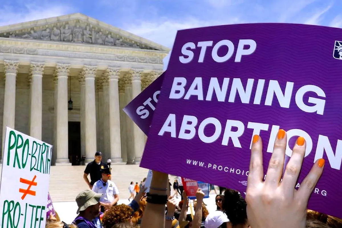 La Corte Suprema non annulla la legge anti-aborto del Texas ma consente alle cliniche abortiste di opporvisi