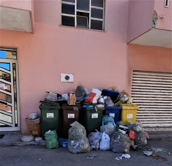 Milazzo (ME) – Un complesso residenziale assediato dalla spazzatura