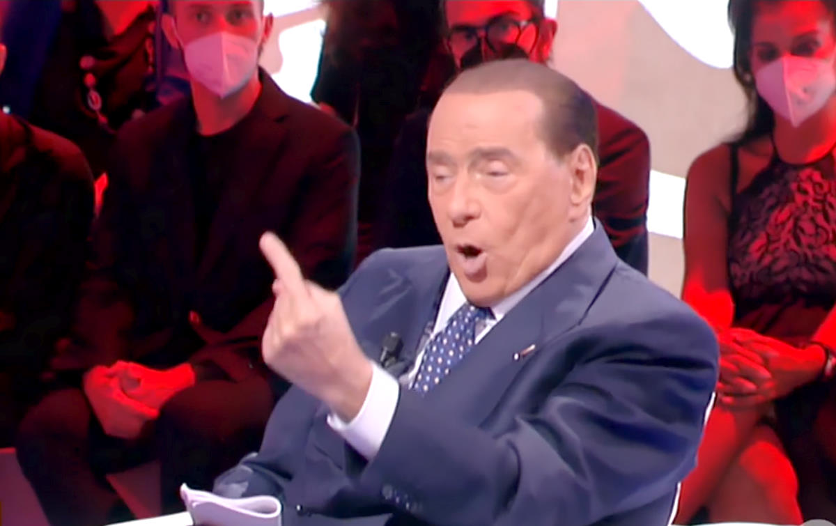 Il barzellettiere Berlusconi colpisce ancora