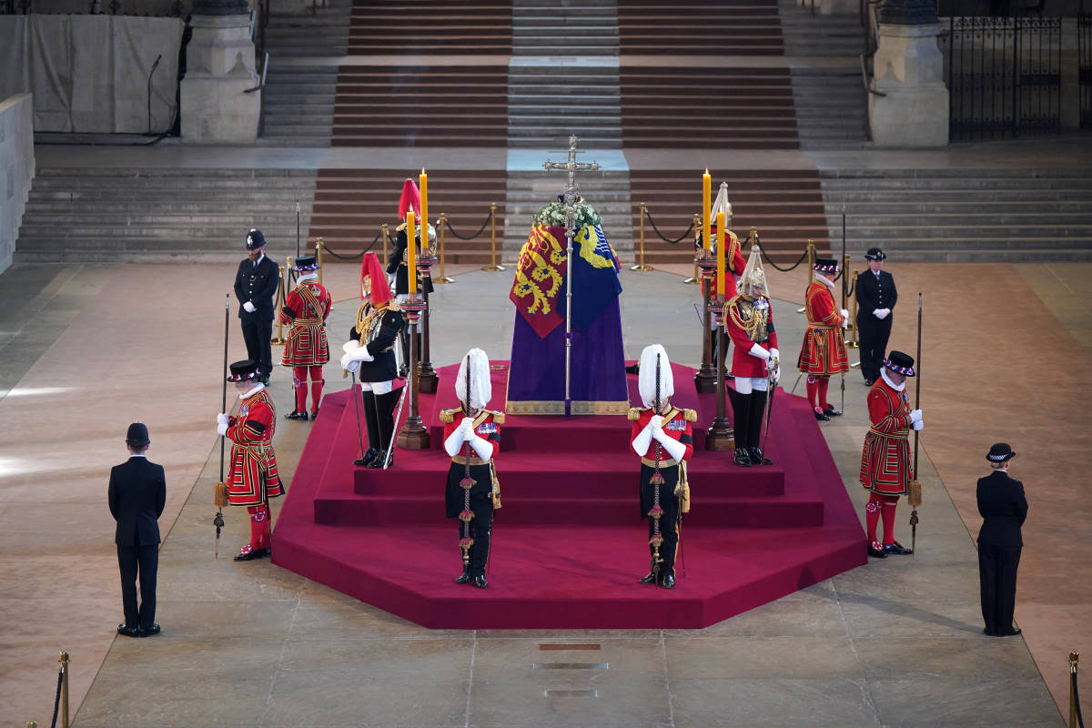 Sta per terminare il Lying-in-State, lunedì si celebrerà il funerale di Stato di Elisabetta II