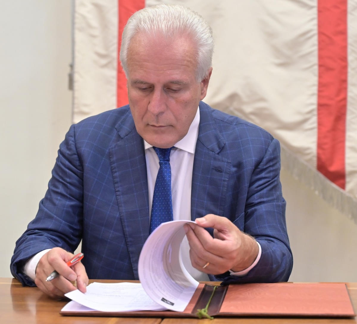 Giani firma l'autorizzazione all'installazione del rigassificatore nel porto di Piombino