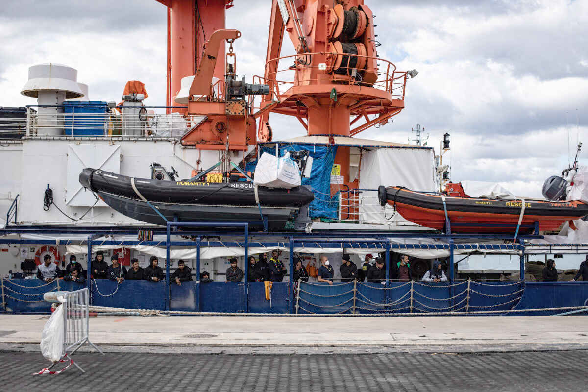 Proseguono gli sbarchi selettivi dei migranti dalle navi delle ong. Caos al porto di Catania