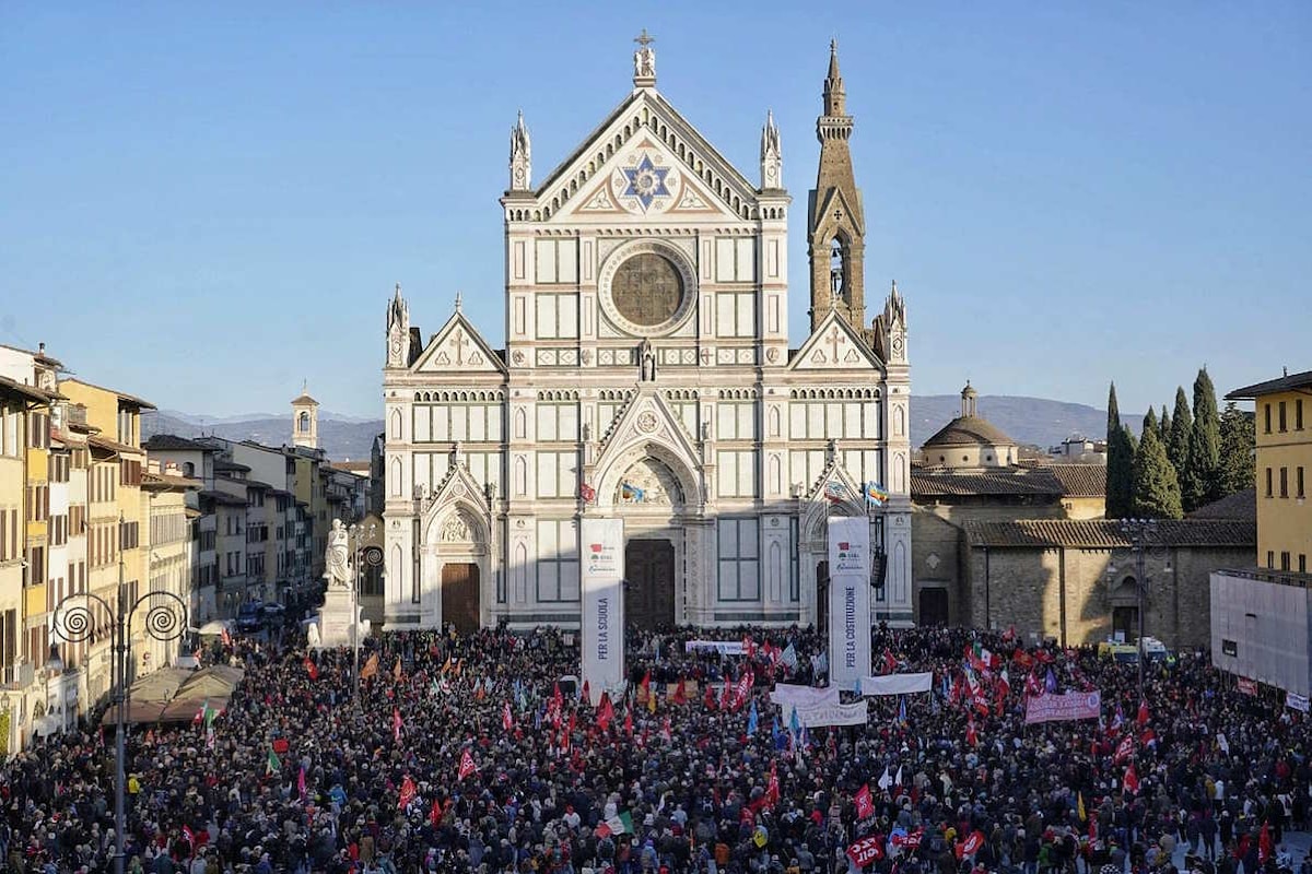 La Firenze antifascista ha risposto con una manifestazione partecipatissima agli squadristi e alle dichiarazioni del ministro Valditara