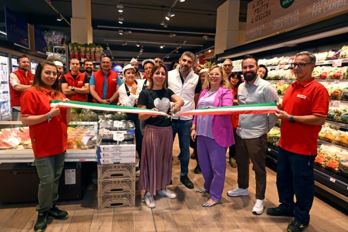 Milano: nuovo look per il supermercato, Anita Pirovano del Municipio 9 taglia il nastro