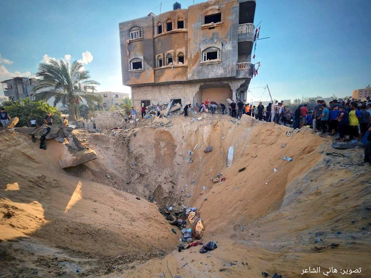 Israele bombarda anche il centro-sud della Striscia di Gaza: quello in atto è un genocidio