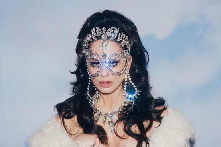 Paola Iezzi presenta il nuovo singolo “The Queens”