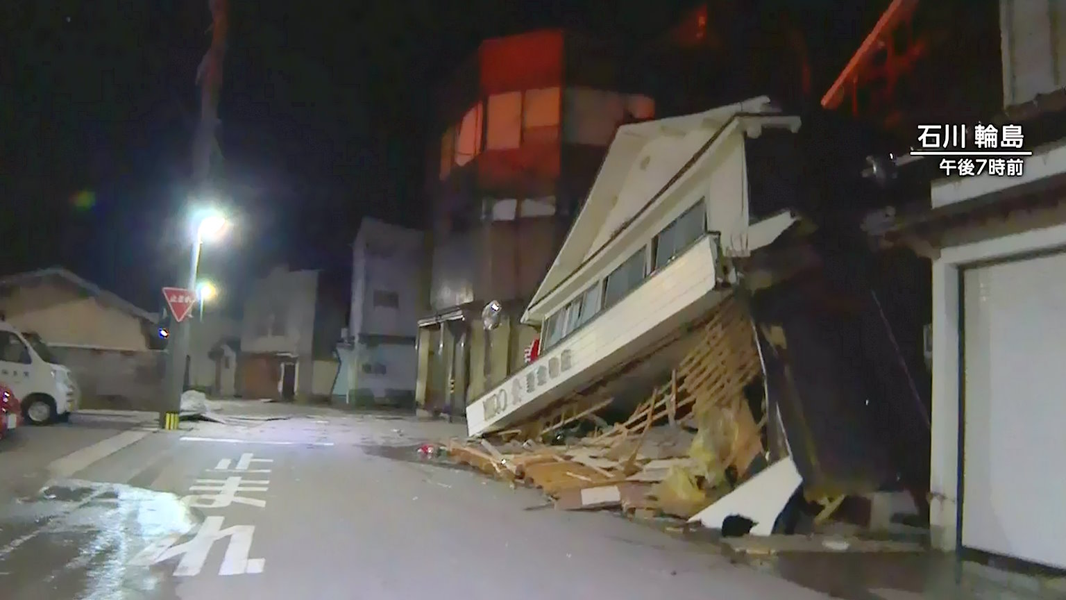 Un terremoto oltre magnitudo 7 ha colpito la costa ovest del Giappone: non ancora quantificati i danni, mentre incombe anche il pericolo tsunami