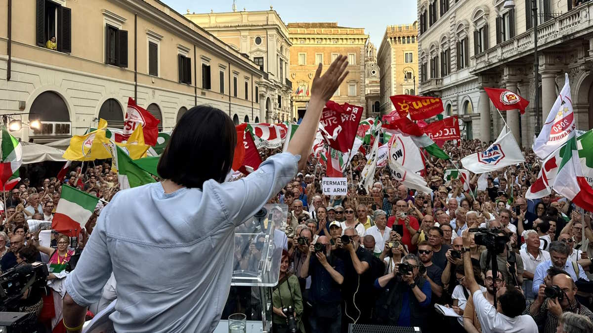 Le opposizioni in piazza contro premierato, autonomia differenziata e... fascismo