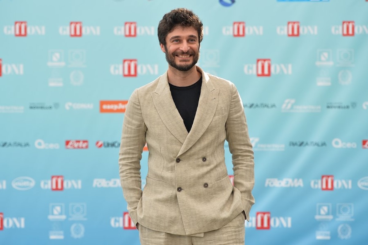 Lino Guanciale, ospite al Giffoni Film Festival, tra cinema, tv, libri e teatro: “Proietti mi ha insegnato a dare del lei al palcoscenico e ritorno con il Commissario Ricciardi”.