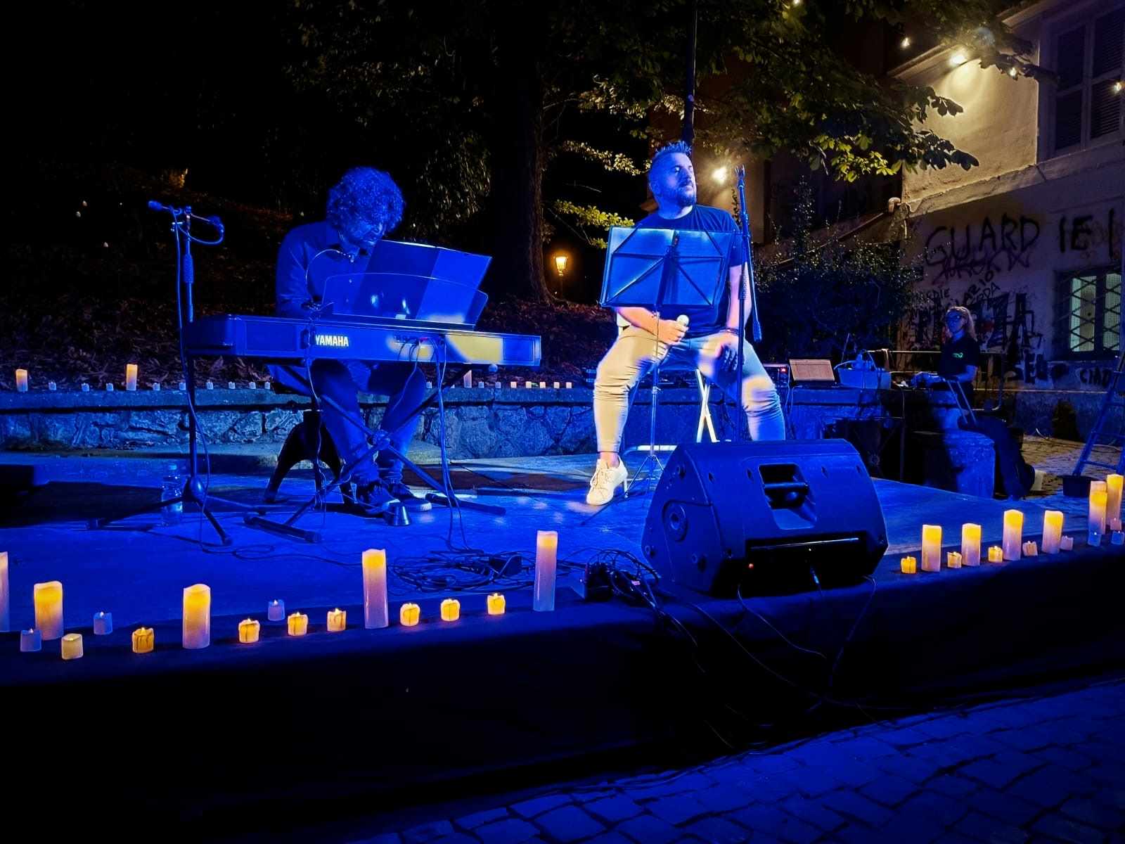 Incanta la voce di Simone Barotti in concerto acustico nella manifestazione Sere D'estate