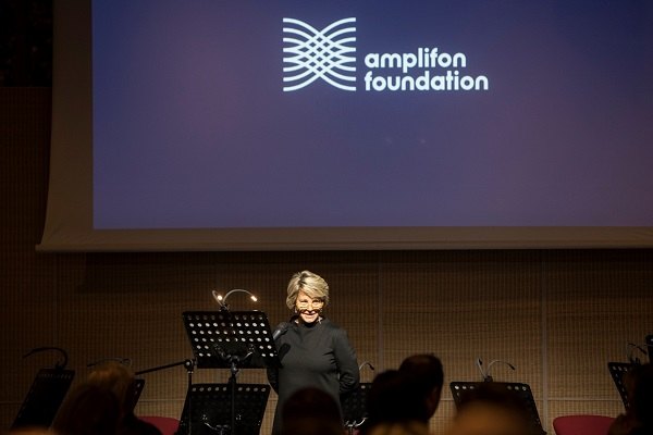 Fondazione Amplifon, Susan Carol Holland: il progetto per contrastare la solitudine degli anziani