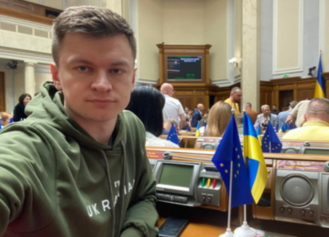 Protesta del deputato Kostiuk sulla legge anti-corruzione: lascia in diretta il partito di Zelensky
