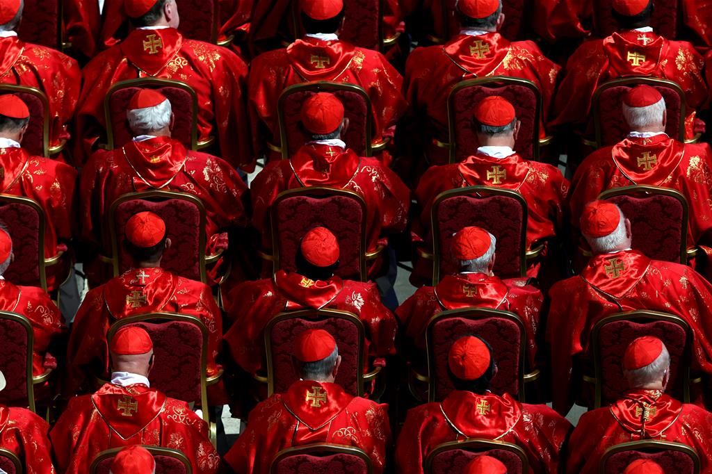 Il sogno di una Chiesa autentica che sia testimone di Dio, la scelta di portare la Croce tenendo lontane le logiche mondane del potere: una riflessione sui giorni che ci aspettano