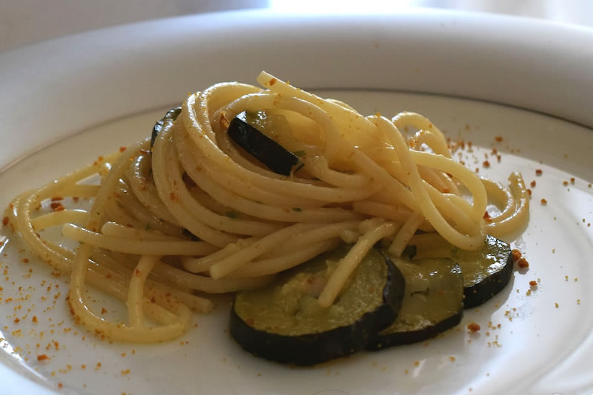 Primo piatto terra e mare: spaghetti con zucchine e bottarga di tonno