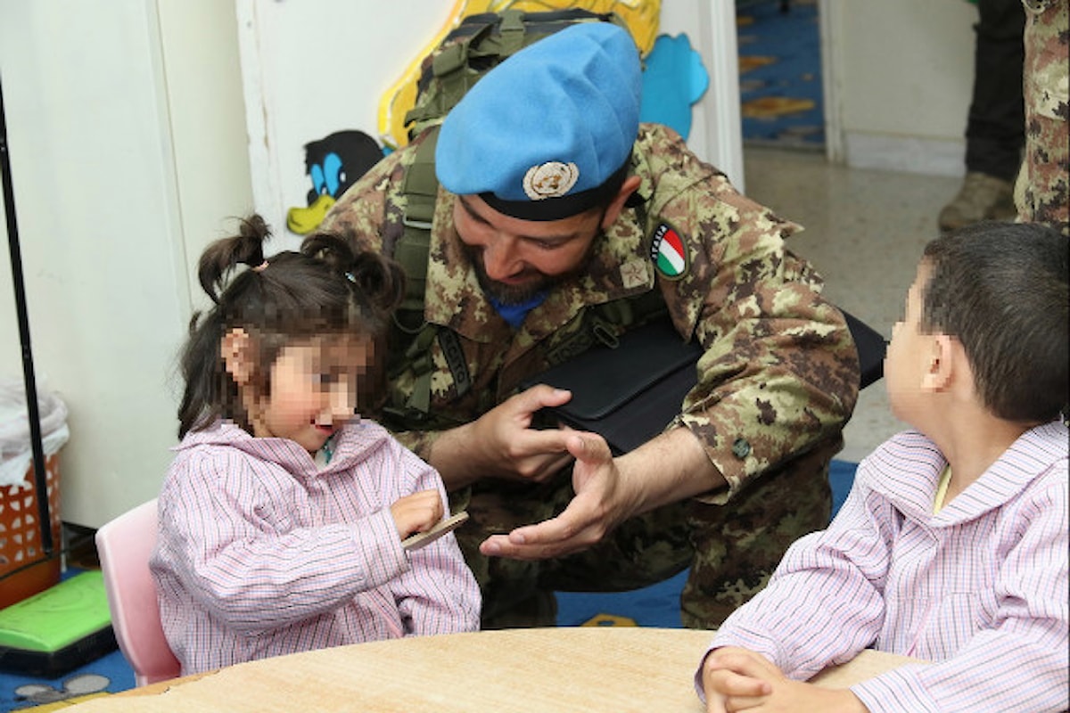 Libano, i militari italiani accolgono i bambini di un villaggio lungo la Blue Line