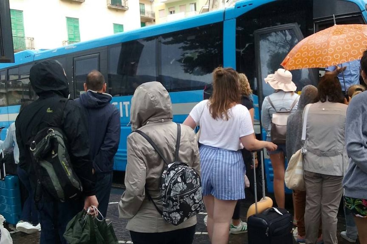 Costiera amalfitana, autobus pieni turisti e i residenti restano a terra
