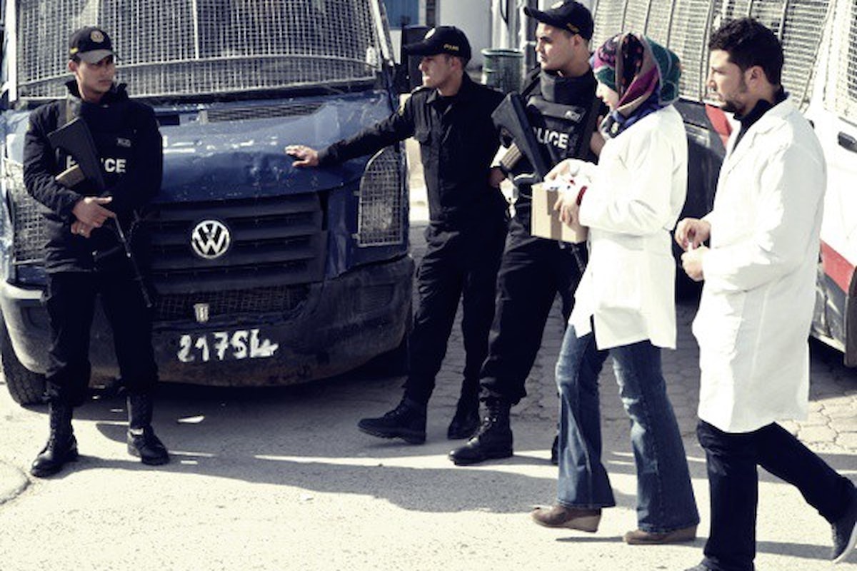 Amnesty International denuncia le violenze della polizia in Tunisia: lo stato d'emergenza continua