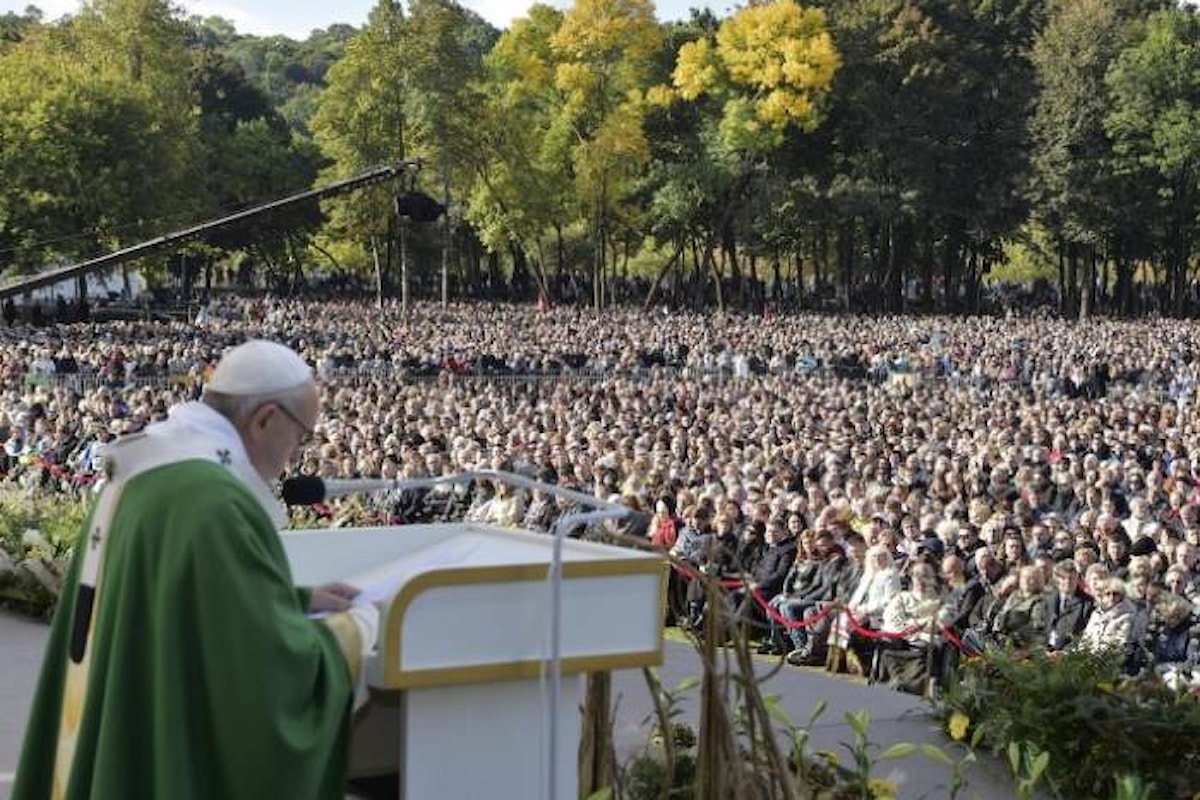 In Lituania, all'Angelus il Papa invita ad allontanare dai nostri ambienti e dalle nostre culture la possibilità di annientare l'altro