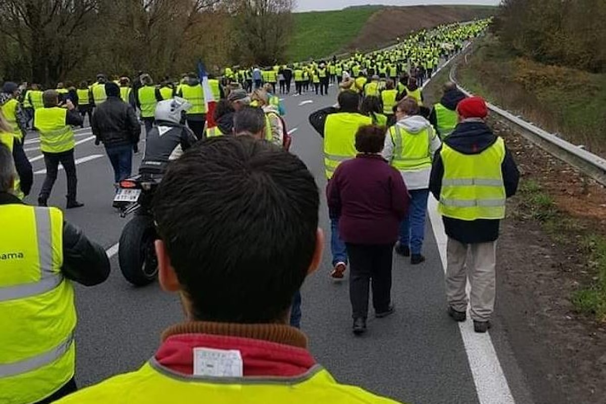 La protesta gialla contro Macron manda in tilt la Francia per alcune ore