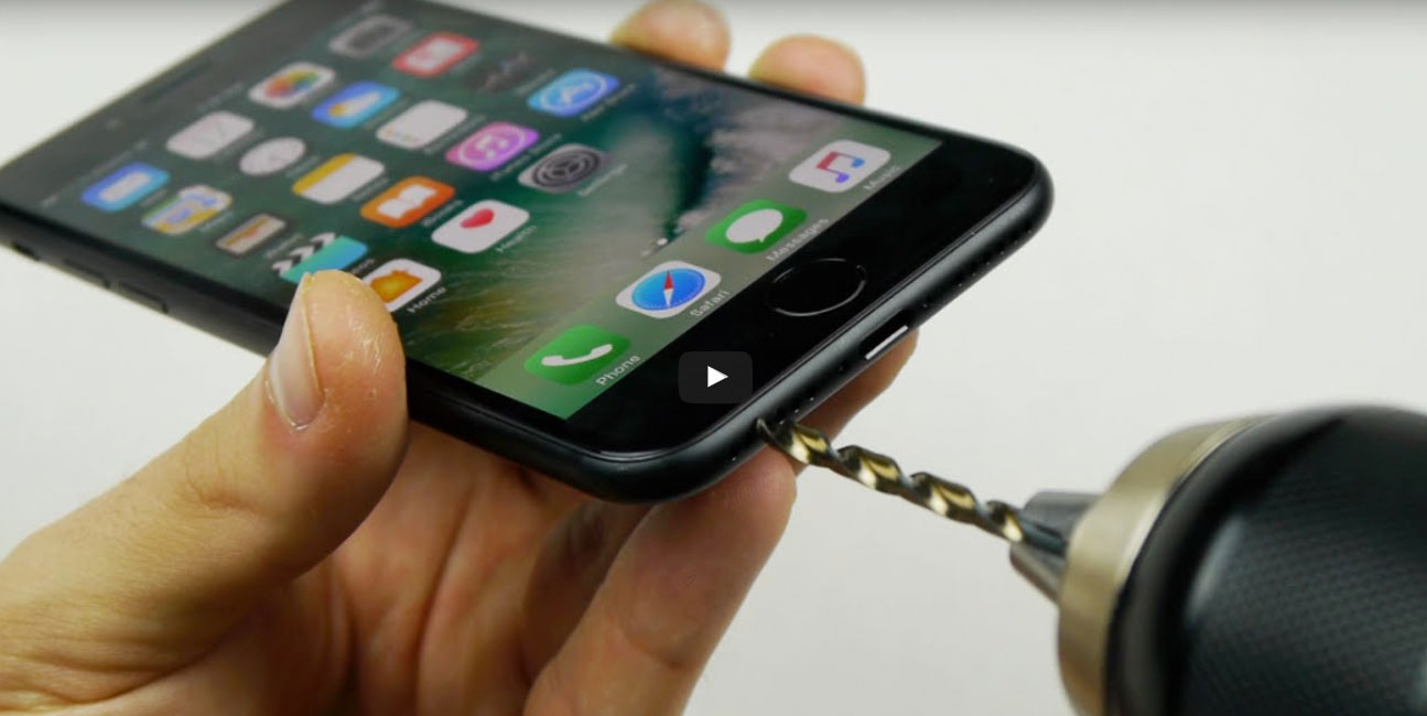 iPhone 7: vi manca il jack delle cuffie? Non temete. C'è il trapano! | Surface Phone Italia