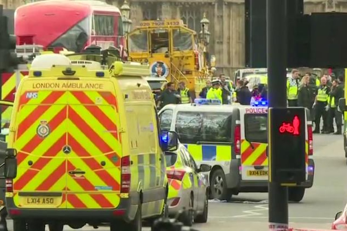 5 morti e 40 feriti in un attacco terroristico a Londra nei pressi di Westminster
