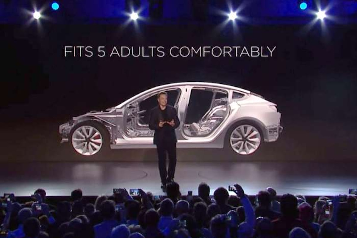 Tesla lancia la Model 3, auto elettrica per il mercato di massa
